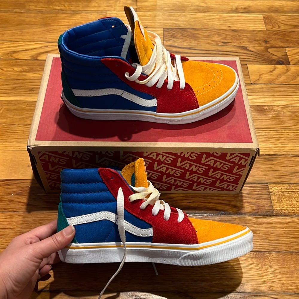 VANS HIGH TOP SNEAKER IN PERFECT CONDITION WORN ONE TIME